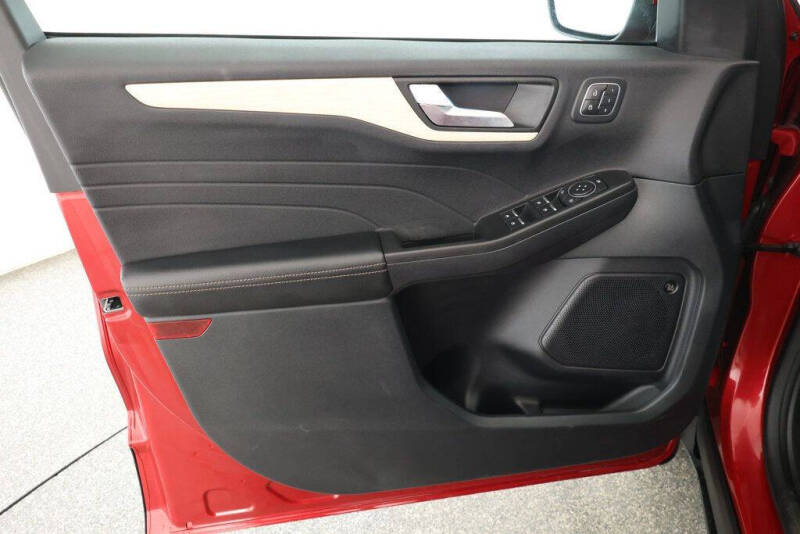 2022 Ford Escape Hybrid Titanium