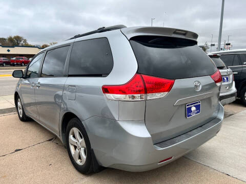 2013 Toyota Sienna LE 8-Passenger