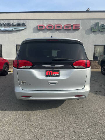 2022 Chrysler Voyager LX