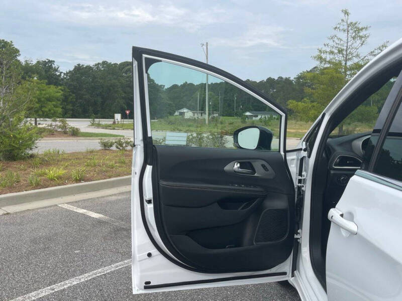 2027 Chrysler Pacifica Select
