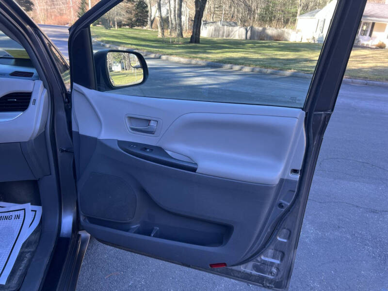 2017 Toyota Sienna LE 7-Passenger