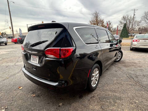 2022 Chrysler Voyager LX