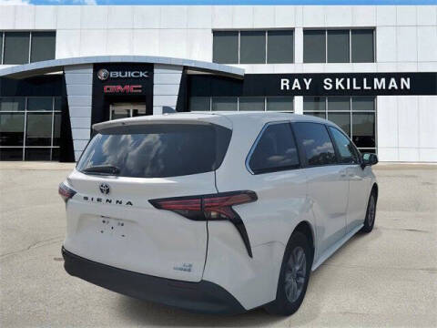 2022 Toyota Sienna LE 8-Passenger