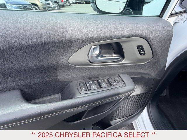 2025 Chrysler Pacifica Select