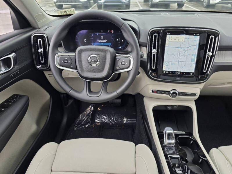 2025 Volvo XC40 B5 Plus Bright Theme