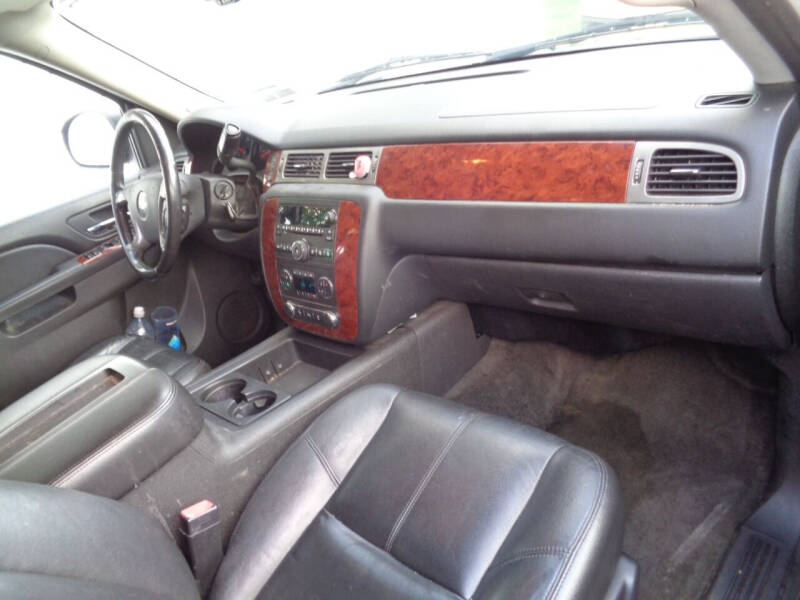 2012 Chevrolet Suburban LT photo 8