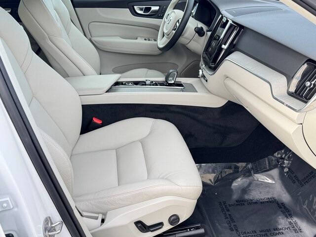 2023 Volvo XC60 B5 Plus Dark Theme