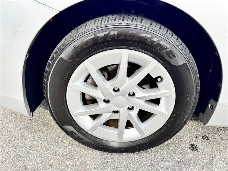 2014 Toyota Prius v Two