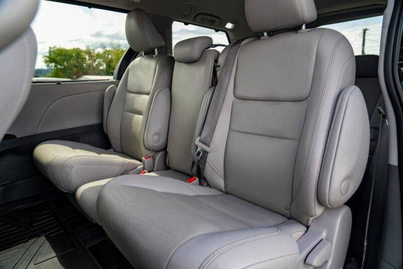 2020 Toyota Sienna XLE - Photo 24
