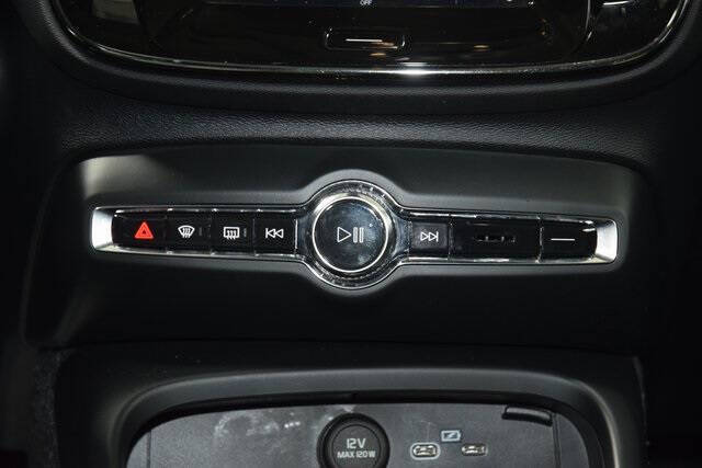 2025 Volvo XC40 B5 Plus Dark Theme