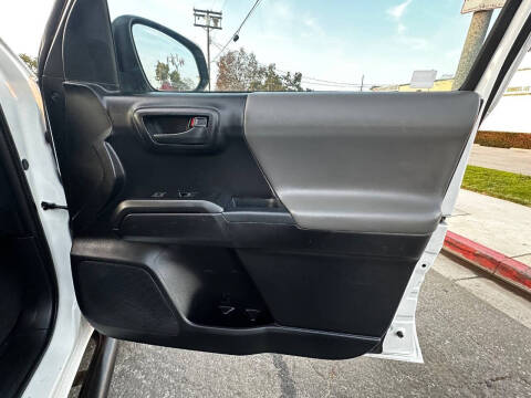 2017 Toyota Tacoma SR