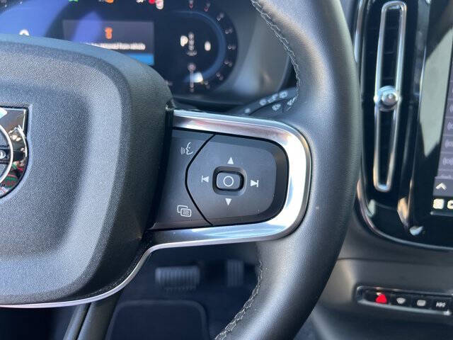 2025 Volvo XC40 B5 Core Bright Theme