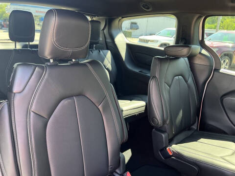 2026 Chrysler Pacifica Select