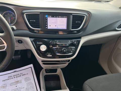 2023 Chrysler Voyager LX