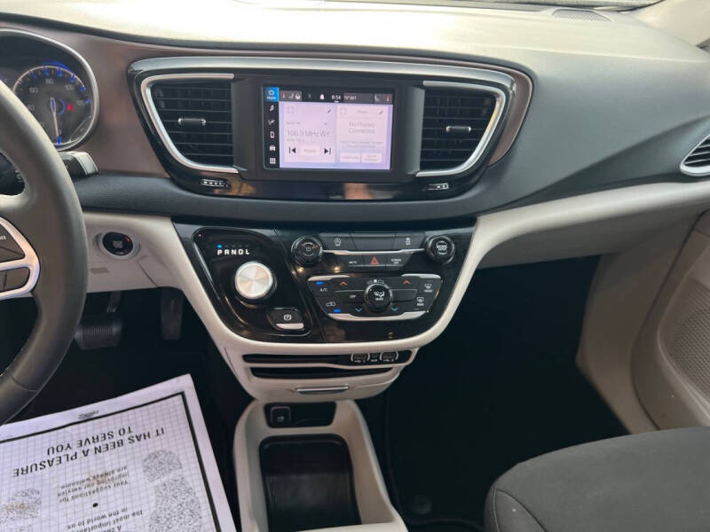 2023 Chrysler Voyager LX