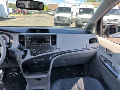 2014 Toyota Sienna SE 8-Passenger