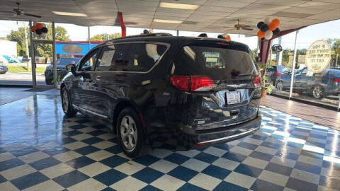 2017 Chrysler Pacifica Touring-L Plus