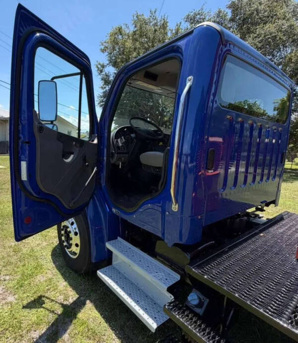 2020 Freightliner M2 106