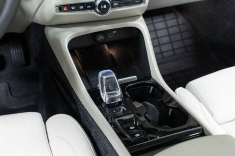 2025 Volvo XC40 B5 Plus Bright Theme