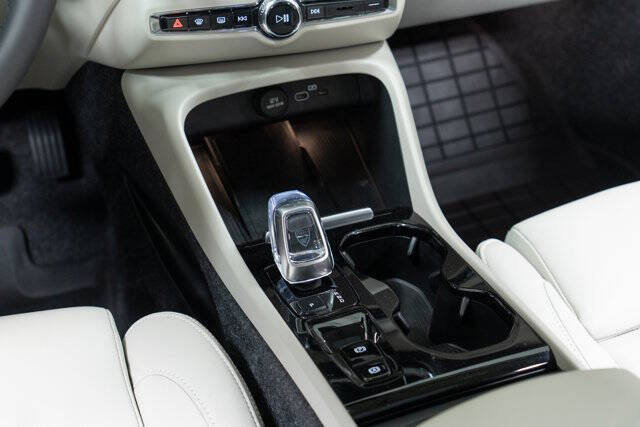 2025 Volvo XC40 B5 Plus Bright Theme