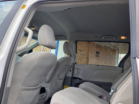 2012 Toyota Sienna LE 8-Passenger