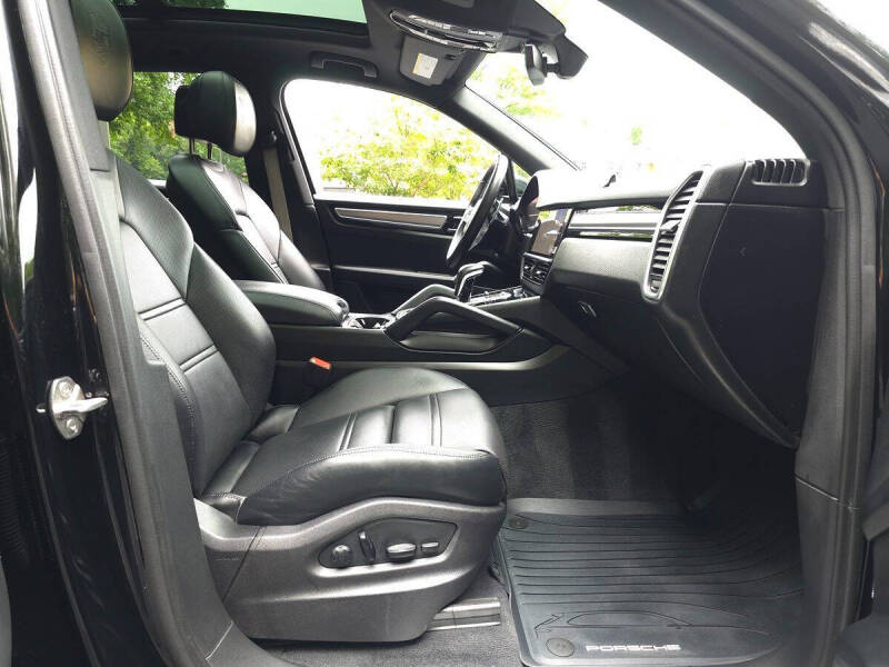 2023 Porsche Cayenne Platinum Edition