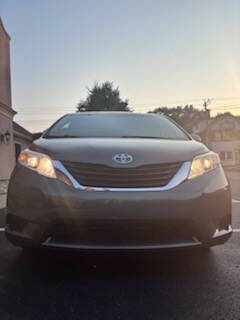 2014 Toyota Sienna LE 7-Passenger