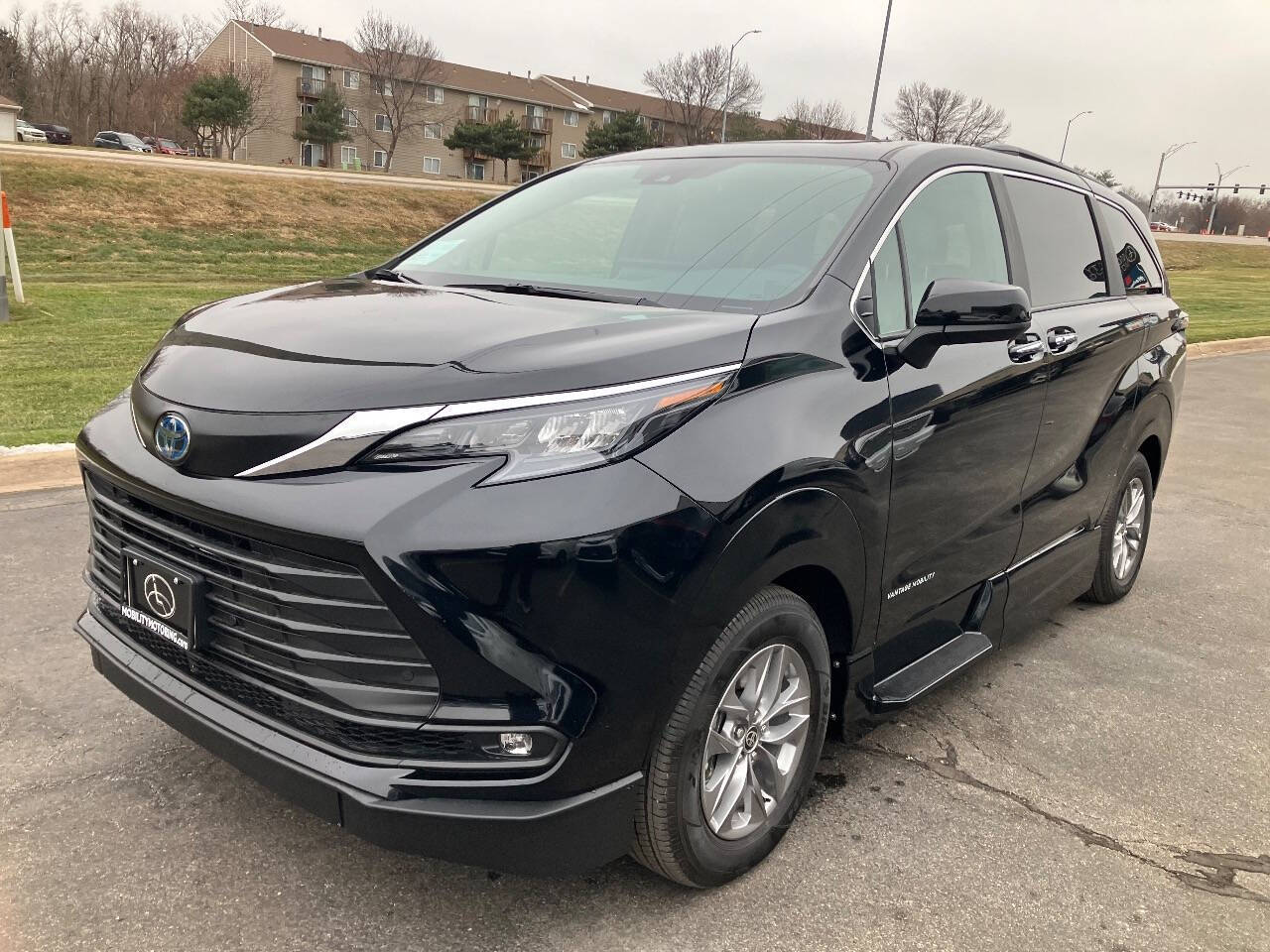 2025 Toyota Sienna XLE's photo