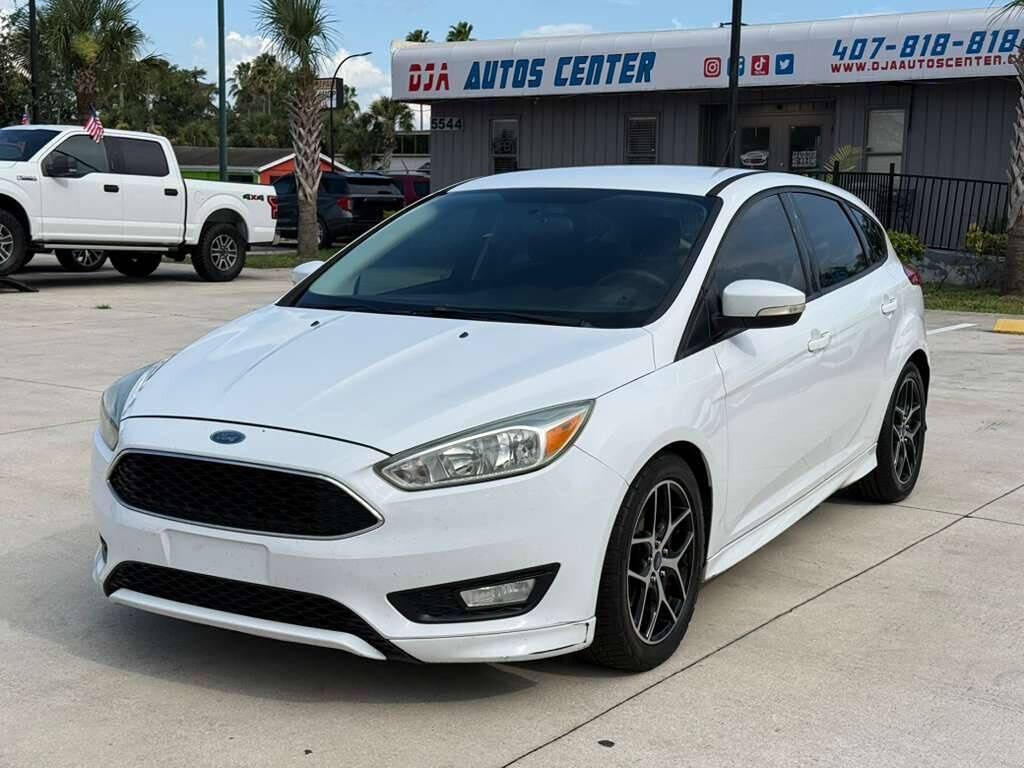 White 2015 Ford Focus SE SE 4dr Hatchback 1