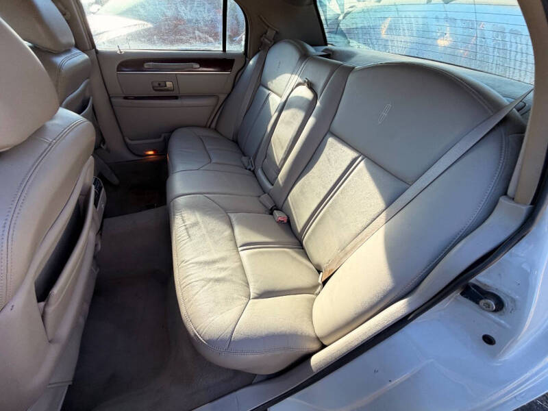 2005 Lincoln Town Car Signature Limited