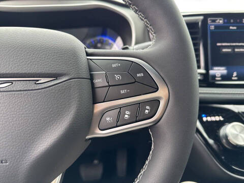 2027 Chrysler Pacifica Select
