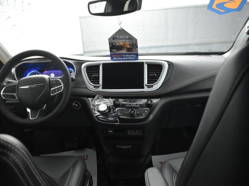 2025 Chrysler Pacifica Select