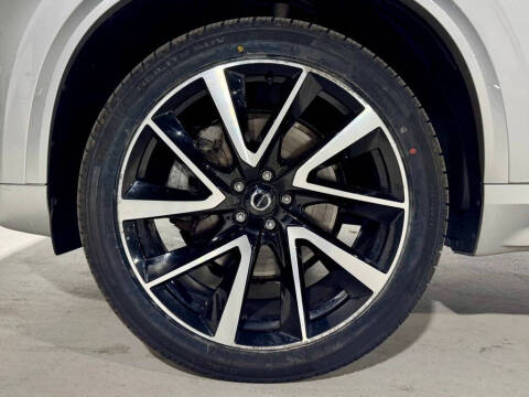 2022 Volvo XC90 T6 Momentum 6-Passenger