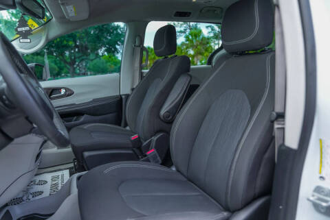2022 Chrysler Voyager LX