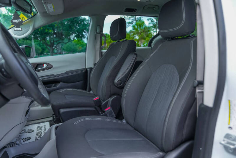 2022 Chrysler Voyager LX