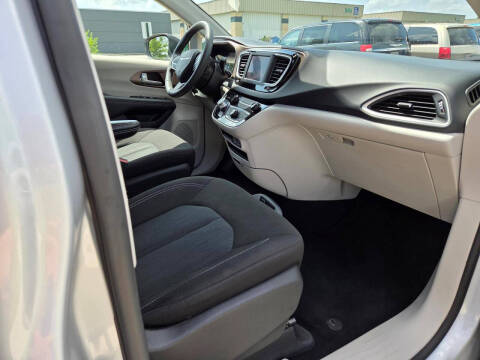 2024 Chrysler Voyager LX