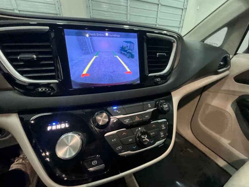 2017 Chrysler Pacifica Touring-L Plus