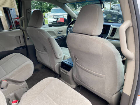 2017 Toyota Sienna LE 8-Passenger