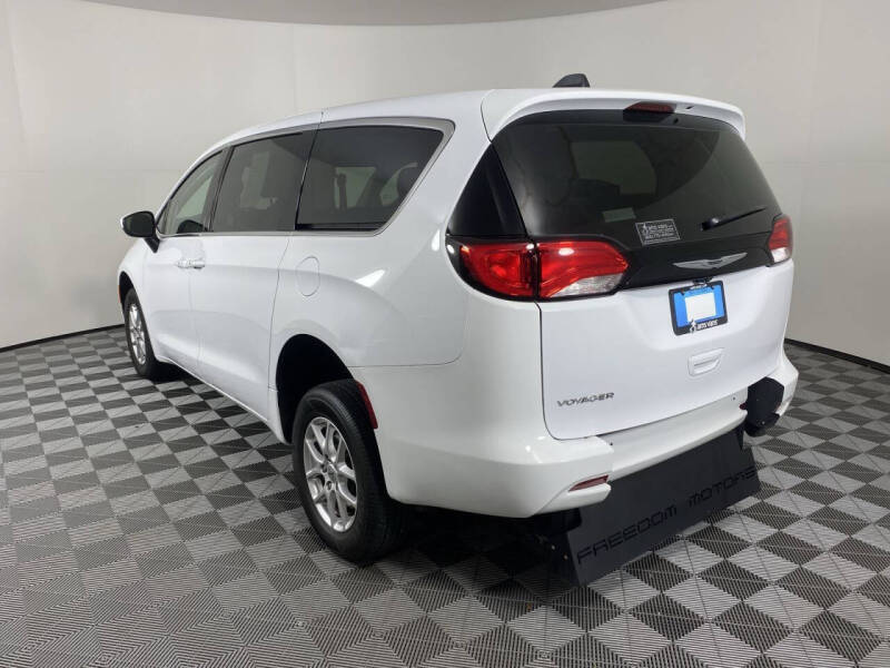 2023 Chrysler Voyager LX