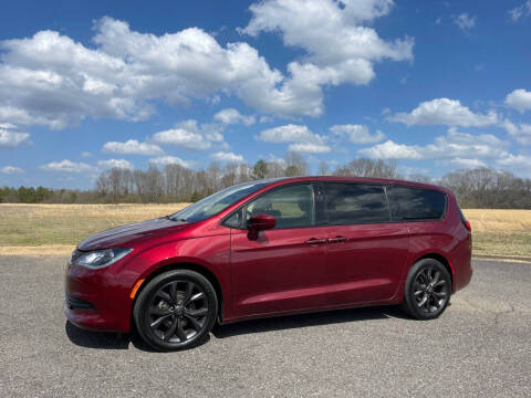 2018 Chrysler Pacifica for sale at LAMB MOTORS INC in Hamilton AL