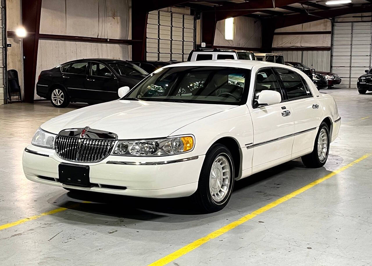 2002 Lincoln Town Car for sale at Carnival Car Company in Victoria, TX