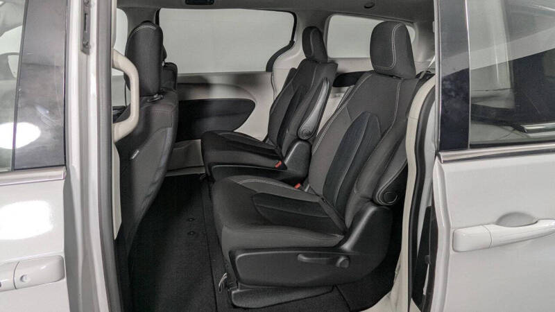 2020 Chrysler Voyager LX