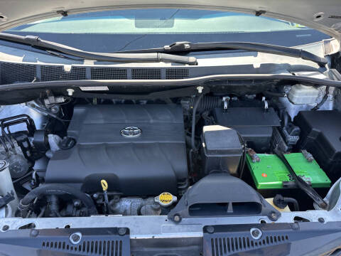 2014 Toyota Sienna SE 8-Passenger
