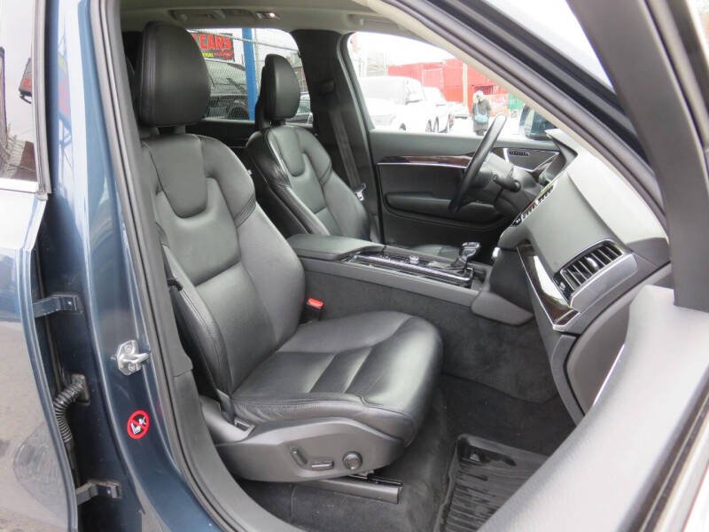 2018 Volvo XC90 T6 Momentum