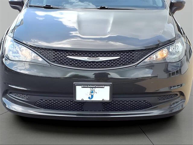 2022 Chrysler Voyager LX