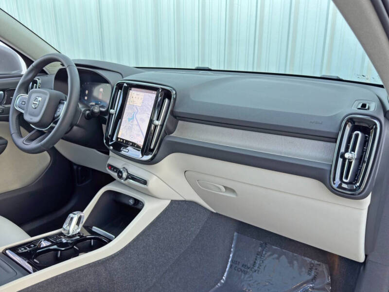 2024 Volvo XC40 B5 Ultimate Bright Theme