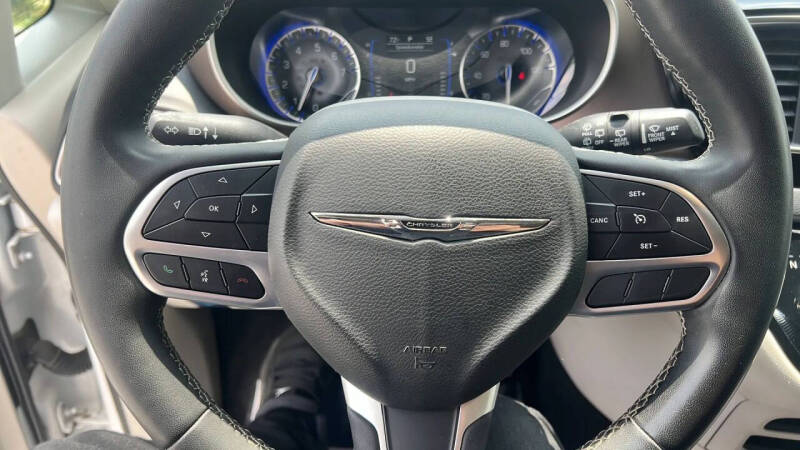 2022 Chrysler Voyager LX