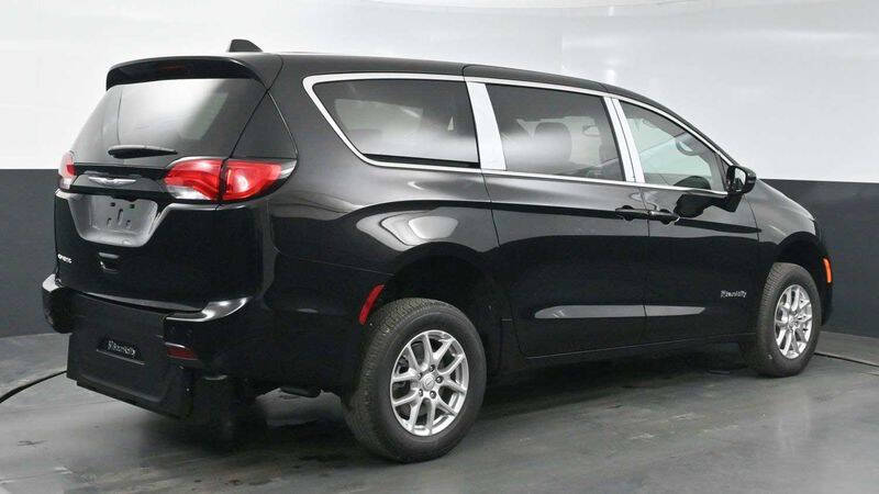 2025 Chrysler Voyager LX