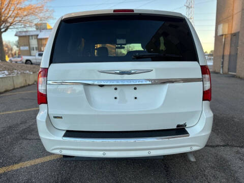 2012 Chrysler Town and Country Touring