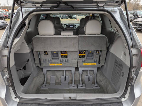 2014 Toyota Sienna XLE 7-Passenger Auto Access Seat